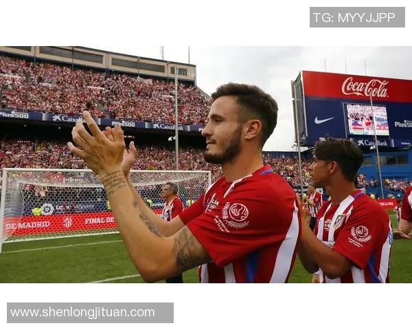 马德里竞技主帅因战绩不佳遭到开除，球迷不满连夜抗议